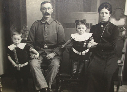 Matthias og Maren med lille Jørgen og Didde
